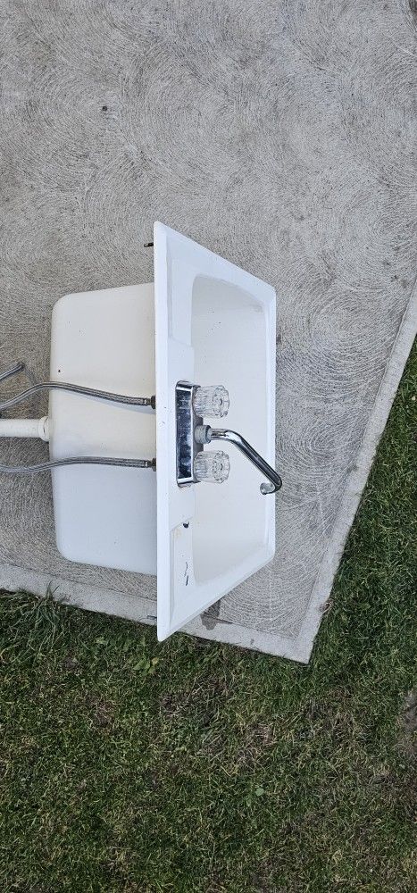 Single Sink Utilatub Used