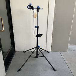 Brand New Bicycle Repair Stand Bike Stand Height Adjustable Tripod Stand