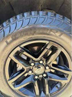 wheels and tires like new LT275/70R18