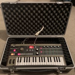 Microkorg with original Vocoder Condenser microphone and Hard shell Case.