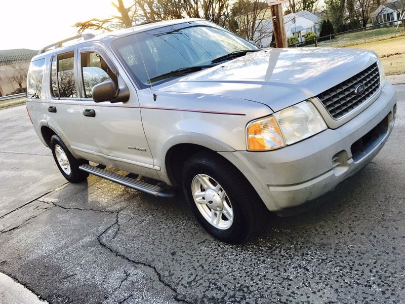 02 FORD EXPLORER 4WD SUV XLS / Fits 6 people / Huge Trunk/ New tires