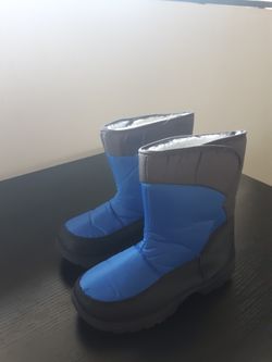 Kids Snow Boots Size 4 Like New