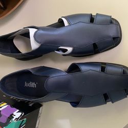 LADIES SHOES size 10M Black Never Worn!!!