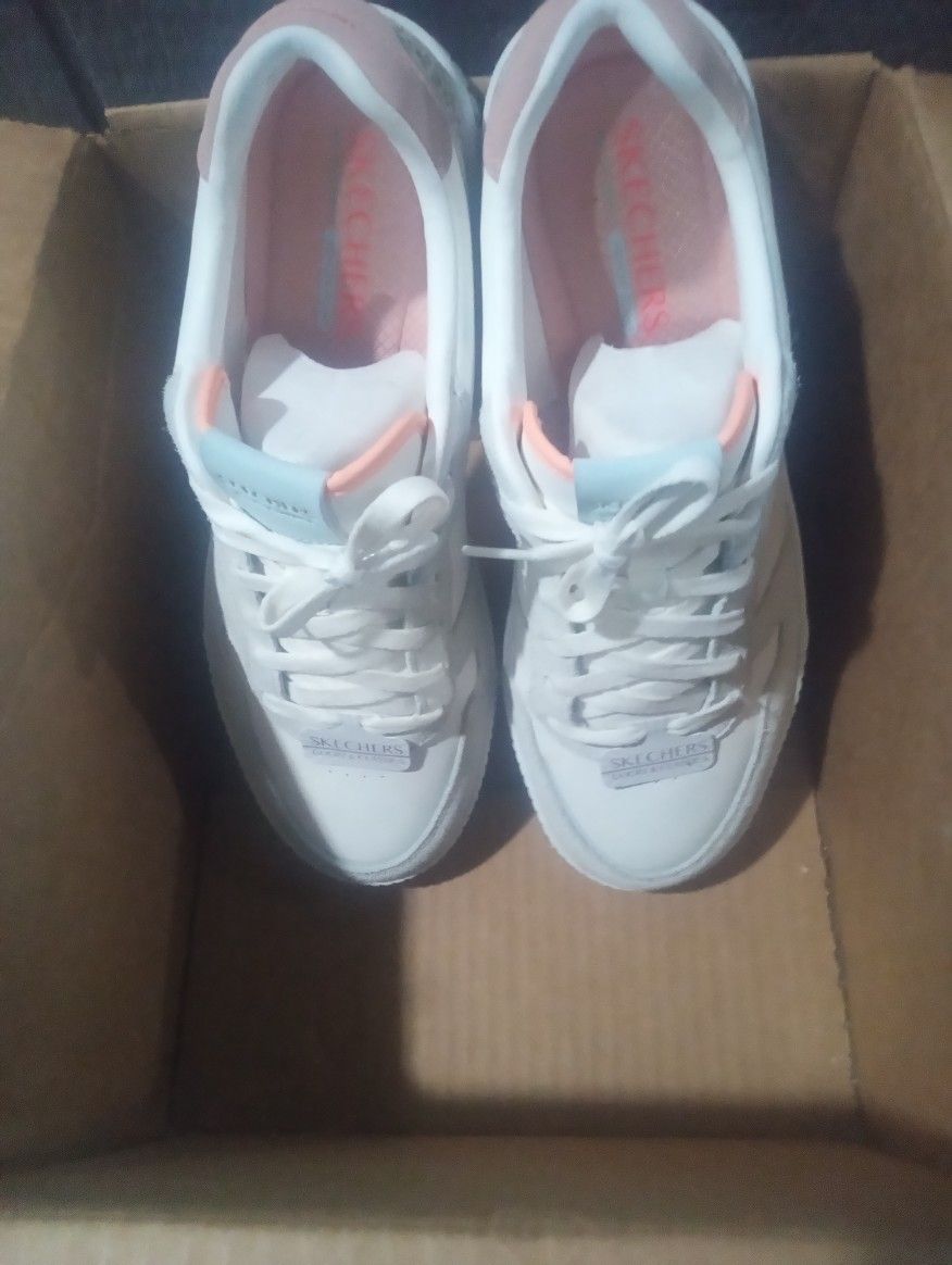 NEW WOMENS SKECHERS SIZE 11