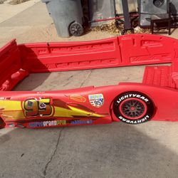Delta Children Disney/Pixar Cars Lightning McQueen Toddler-to-Twin Bed.  