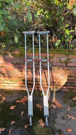 Adult crutches