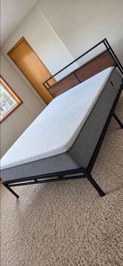 Very Nice Queen Casper Original Mattress and USB Platform Bed Frame