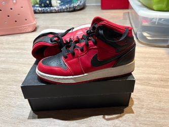 Air Jordan 1 Mid Bred Sneakers