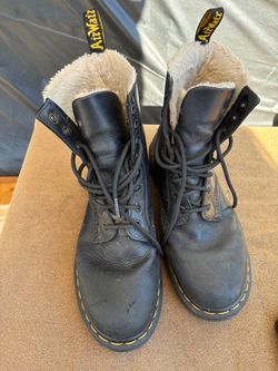 BEAUTIFUL AIR WAIT BOOTS  SIZE 41 UK  ( 8.5 MEN  9.5 WOMEN)
