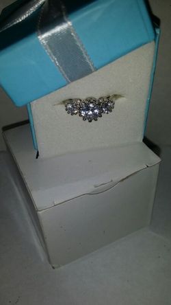 Avon Dreamcz Triple Stone Ring-size 9