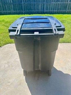 🤩💰🔥💲Asking: $100 - New 96 Gallon Black Rolling Outdoor Trash Can with Wheels and Attached Lid. 🤩💰🔥 Get a heavy-duty, professional-grade trash c