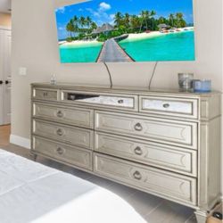 Elegant Mirrored 9-Drawer Dresser – Excellent Condition