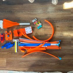 Hot Wheels Starter Kit - Track + 5 Cars