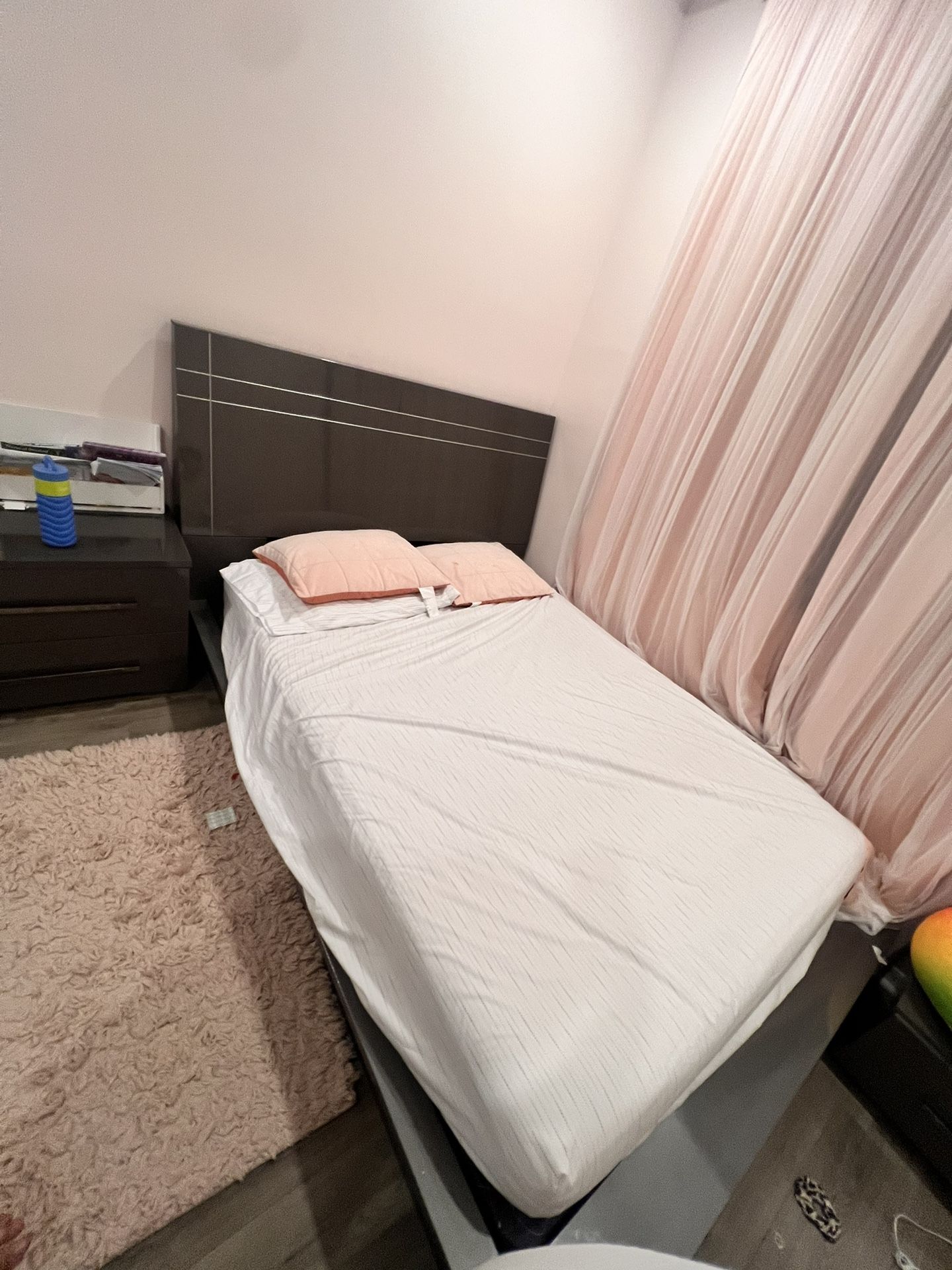 COMPLETE QUEEN BEDROOM SET With Mattress , Nightstand & Dresser