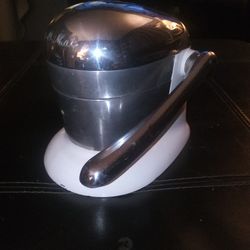 1930'sVINTAGE JUICE-O-MATIC
-WORKS PERFECTLY STILL 
-ASKING 35 OR BEST OFFER

THANKS!