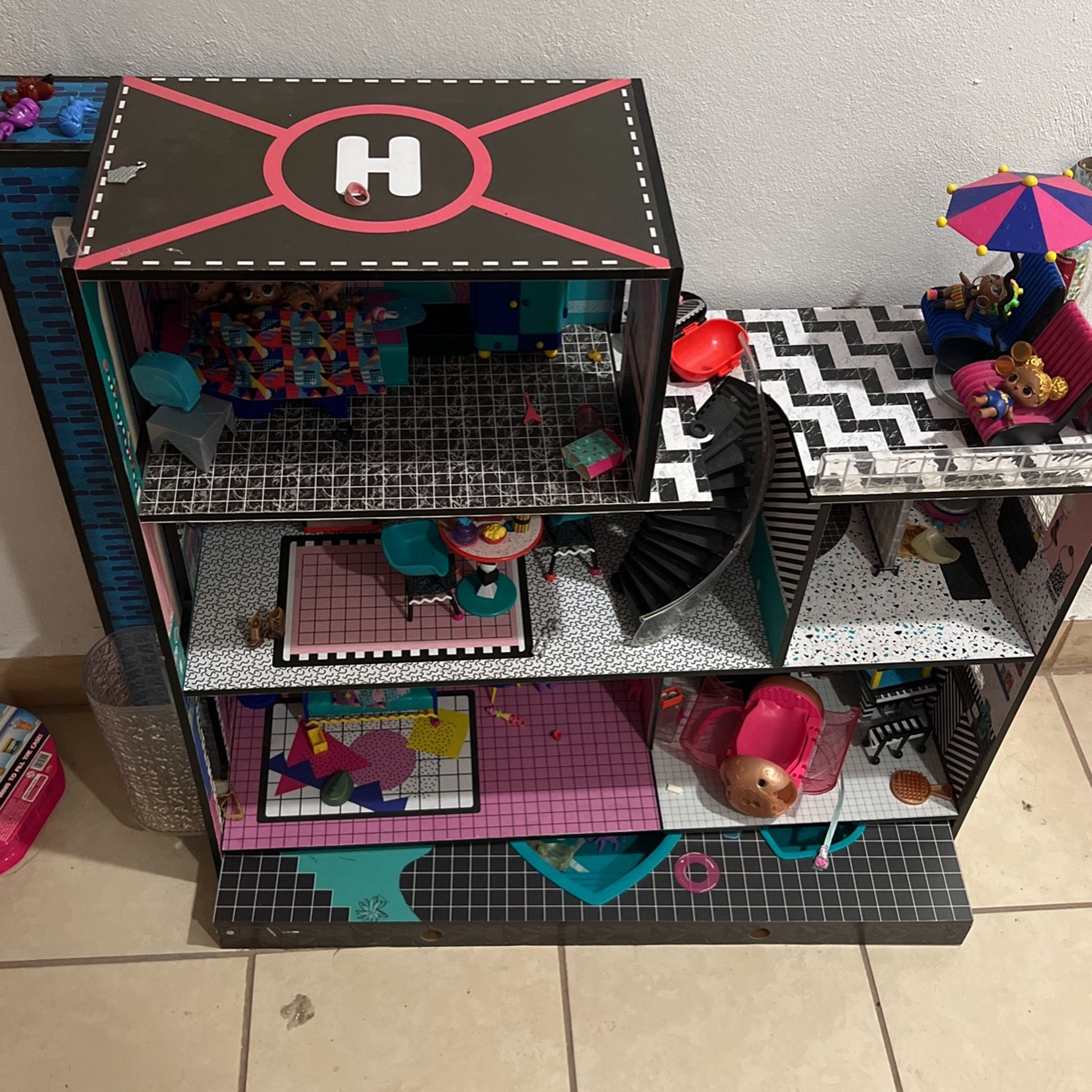 LOL Doll House With Dolls And Accessory