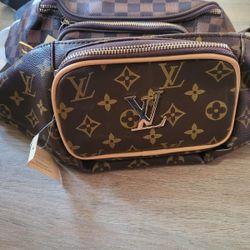 Louis Vuitton Over The Shoulder Clutch for Sale in Manteca, CA - OfferUp