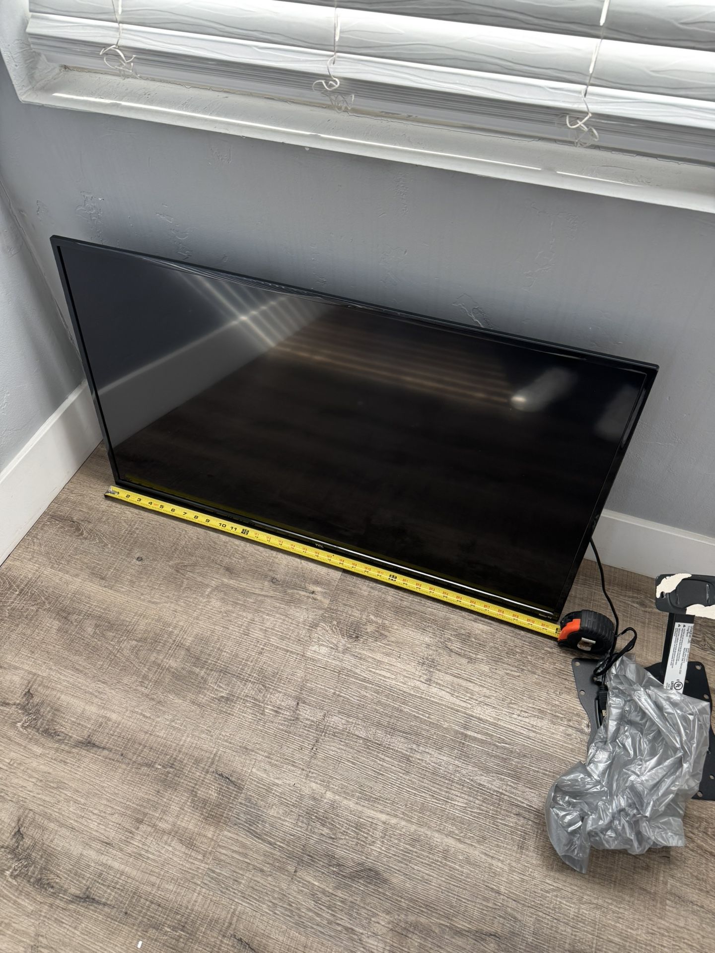 35” Roku TV With Mount