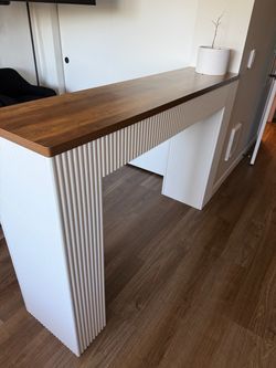 Bar Table in Excellent Condition