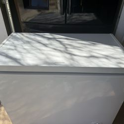 Frigidaire 7 cubic feet chest freezer 