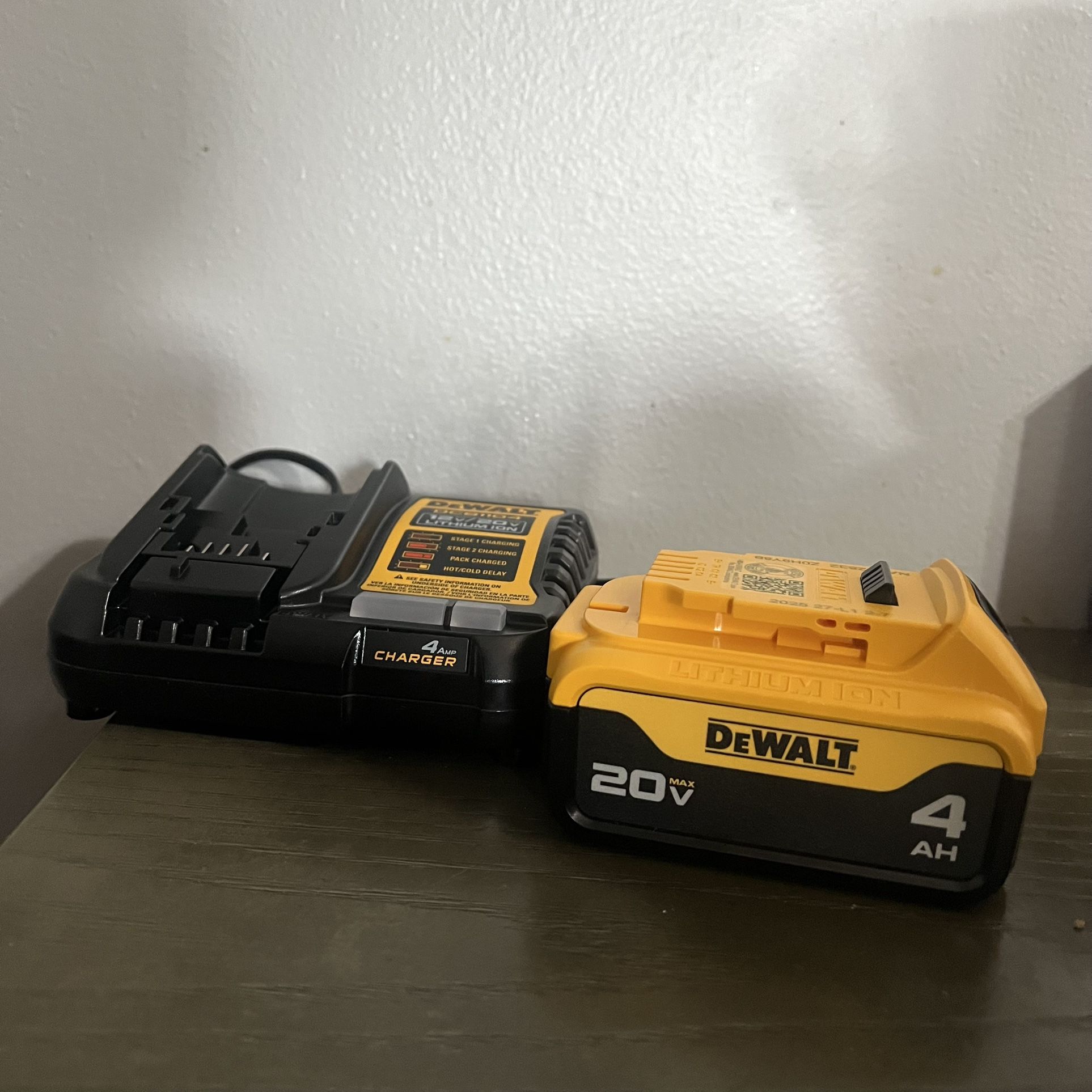 Dewalt 20v Battery 4ah And Charger