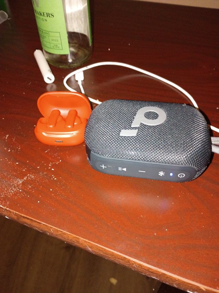 Wireless Earbuds And Bluetooth Speaker With One Lightning Cable