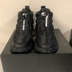 Sorel Women’s Snow Boots Walking Shoes Sz 9. Black/White