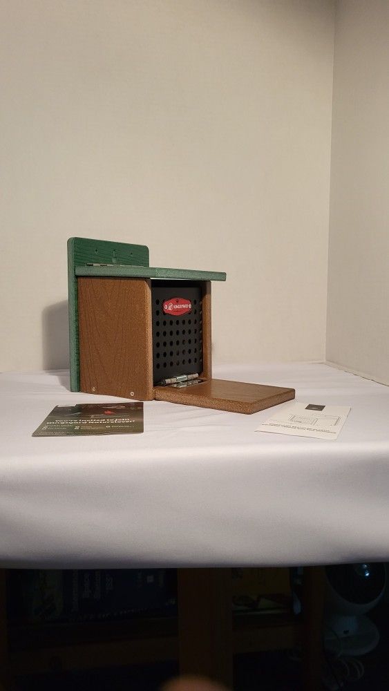 Squirrel Feeder Box, New - Recycled Plastic/Metal Front - Weatherproof Kingsyard