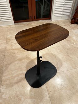Adjustable height and tilt C-shaped side table