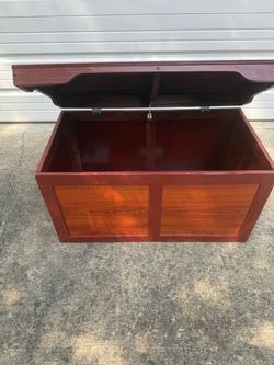 New, BadgerBasket Kid's Hardwood Barrel Top Toy Chest 3.9 Cu ft. Capacity – Cherry