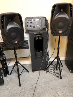 Equipo completo con dos bocinas 10”, tripies y mezcladora // Bluetooth system with two 10” woofers & mixer