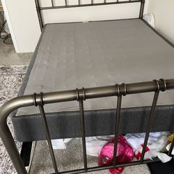 Bed queen size