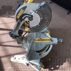 Dewalt 15 Amp Corded 12 in. Single Bevel Compound Miter Saw DW715