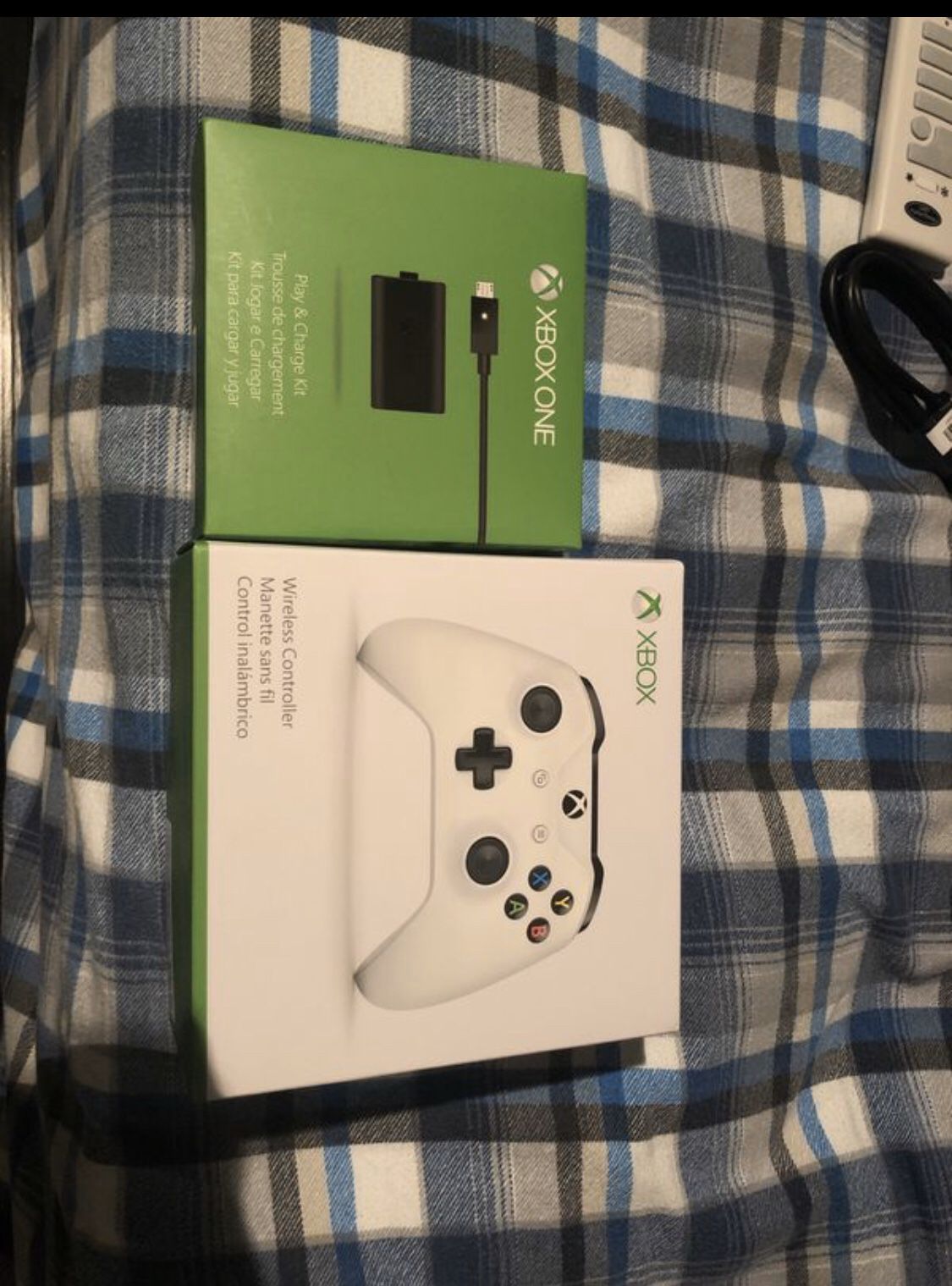 Xbox wireless controller and play and charge kit