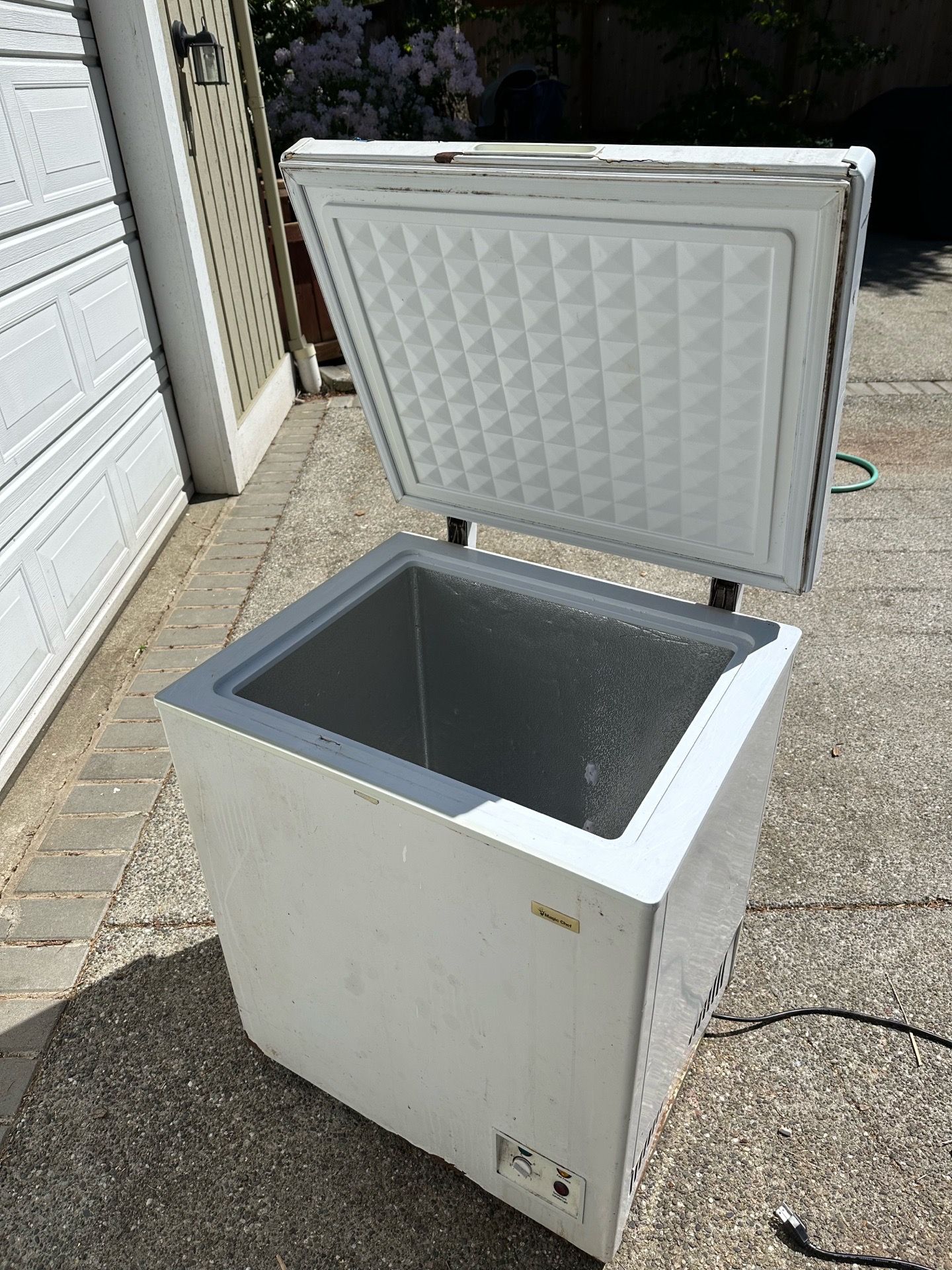 Free Magic Chef Freezer works for Sale in Redmond, WA - OfferUp