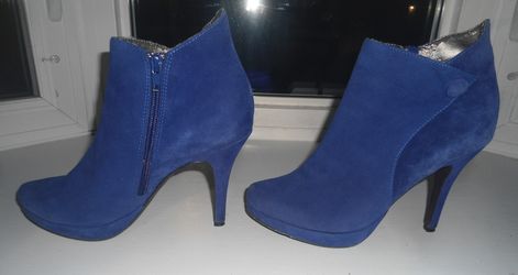 BLUE SUEDE HIGH-HEEL ANKLE BOOTS 7M