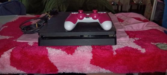 Sony Playstation 4 w/ pink & white controller