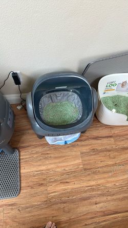 Self cleaning litter box