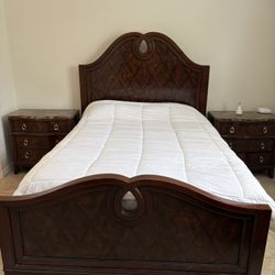 Juego De Cuarto Queen , Cama  Con Respaldar Y Pielera  2 Mesas De Noche Y Una Cómoda En Excelente Estado No Negociable Sin Colchón Con Base De Mármol 