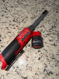 Milwaukee M12 Fuel Box Ratchet with Battery