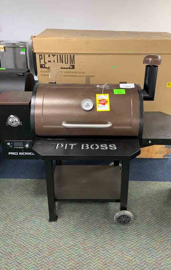 New Pit Boss Pellet Grill!! All new pro series! 820 sq in black and chestnut KE95