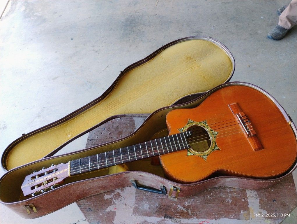 Acoustic Guitars With Case