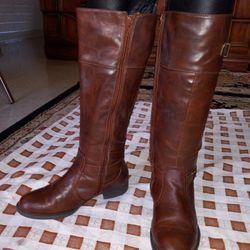 Used But In Exallant Clean Condition Woman's Boots Size 6M By Wear Ever $10 Pick Up At Country Club And Grant 