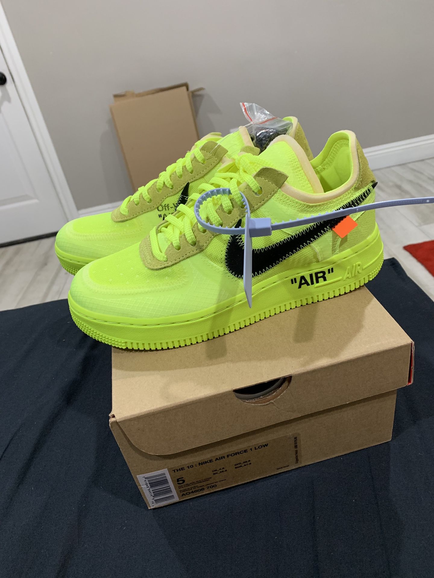 Nike Mens The 10 Air Force 1 Low AO4606 700 Off-White