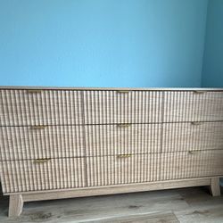 Modern Fluted Dresser – 9 Drawers, Natural Oak, Like New
