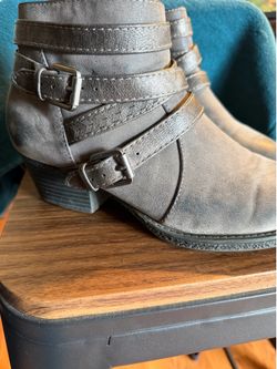 Kohls Size 7 Women’s Gray Faux Leather booties