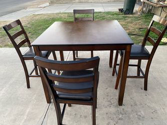 Comedor alto 4 sillas buenas condiciones