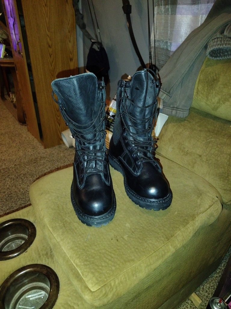 Size 5 And 1/2 Rocky brand- Goretex with Vibram Soles .
