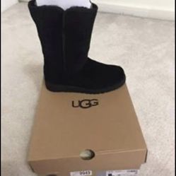 Girls UGG boots size 2 brand new in the box never been used