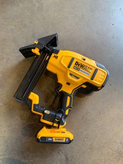 DEWALT 20-Volt MAX XR Lithium-Ion Cordless 18-Gauge Flooring Stapler with Battery